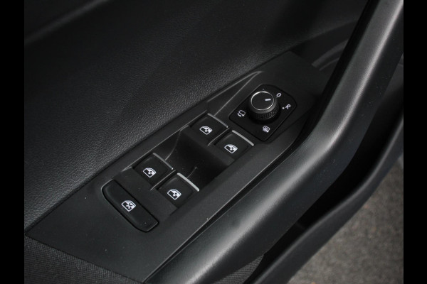 Volkswagen Polo 1.0 TSI R-Line Automaat Camera Parkeer sensoren Adaptive Cruise control Climate Control Extra getint glas Lichtmetalen velgen Stoelverwarming Navigatie Apple Carplay/Android Auto