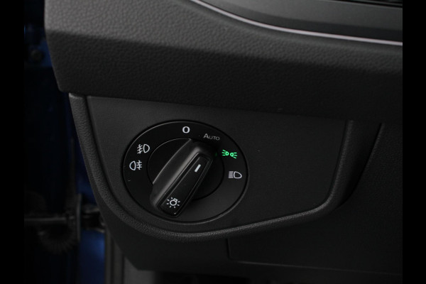 Volkswagen Polo 1.0 TSI R-Line Automaat Camera Parkeer sensoren Adaptive Cruise control Climate Control Extra getint glas Lichtmetalen velgen Stoelverwarming Navigatie Apple Carplay/Android Auto