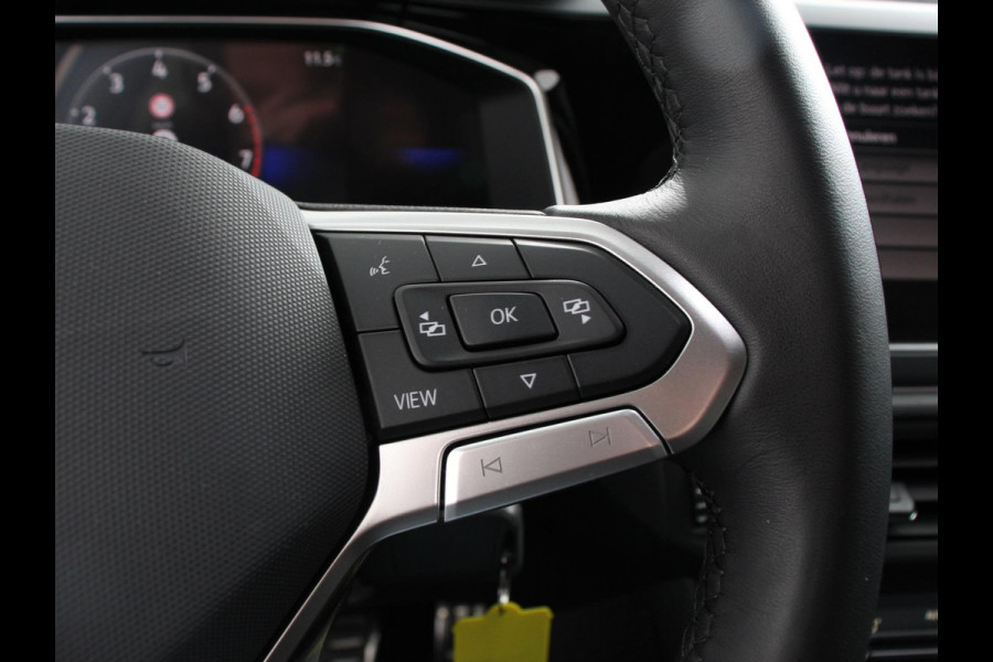 Volkswagen Polo 1.0 TSI R-Line Automaat Camera Parkeer sensoren Adaptive Cruise control Climate Control Extra getint glas Lichtmetalen velgen Stoelverwarming Navigatie Apple Carplay/Android Auto
