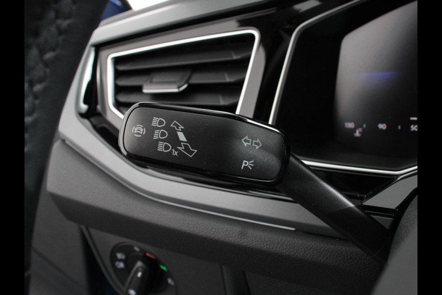 Volkswagen Polo 1.0 TSI R-Line Automaat Camera Parkeer sensoren Adaptive Cruise control Climate Control Extra getint glas Lichtmetalen velgen Stoelverwarming Navigatie Apple Carplay/Android Auto