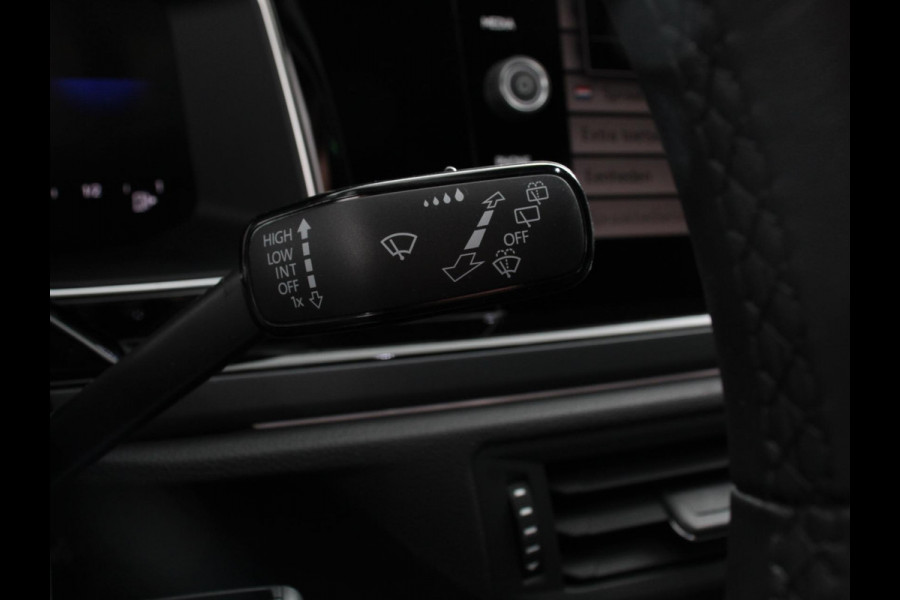 Volkswagen Polo 1.0 TSI R-Line Automaat Camera Parkeer sensoren Adaptive Cruise control Climate Control Extra getint glas Lichtmetalen velgen Stoelverwarming Navigatie Apple Carplay/Android Auto