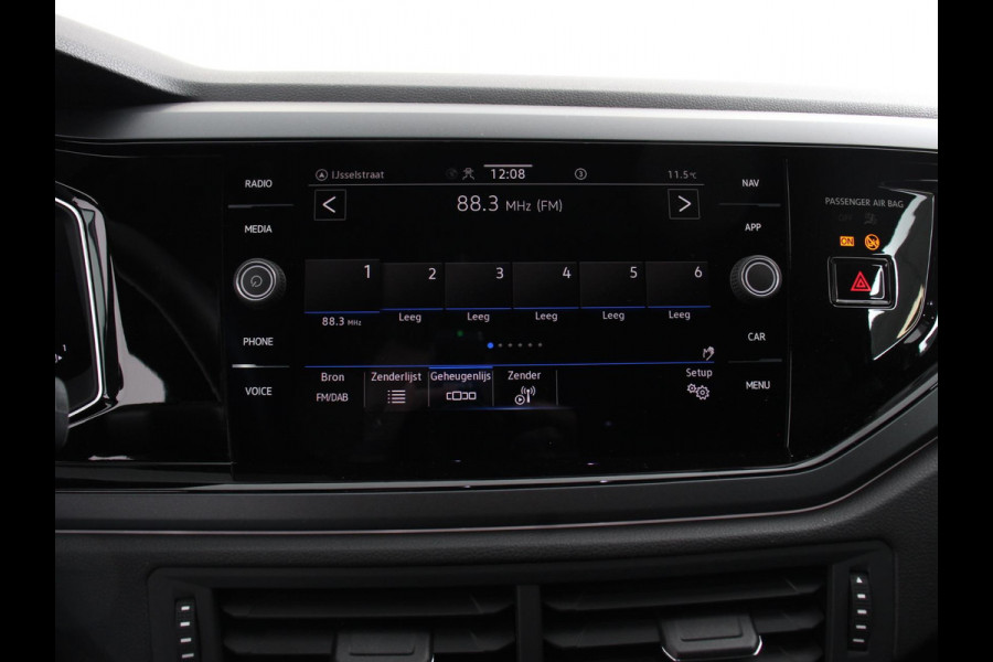 Volkswagen Polo 1.0 TSI R-Line Automaat Camera Parkeer sensoren Adaptive Cruise control Climate Control Extra getint glas Lichtmetalen velgen Stoelverwarming Navigatie Apple Carplay/Android Auto
