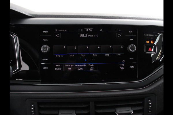 Volkswagen Polo 1.0 TSI R-Line Automaat Camera Parkeer sensoren Adaptive Cruise control Climate Control Extra getint glas Lichtmetalen velgen Stoelverwarming Navigatie Apple Carplay/Android Auto