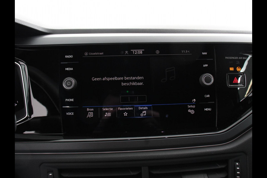 Volkswagen Polo 1.0 TSI R-Line Automaat Camera Parkeer sensoren Adaptive Cruise control Climate Control Extra getint glas Lichtmetalen velgen Stoelverwarming Navigatie Apple Carplay/Android Auto
