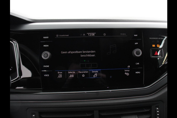 Volkswagen Polo 1.0 TSI R-Line Automaat Camera Parkeer sensoren Adaptive Cruise control Climate Control Extra getint glas Lichtmetalen velgen Stoelverwarming Navigatie Apple Carplay/Android Auto