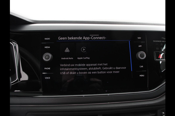 Volkswagen Polo 1.0 TSI R-Line Automaat Camera Parkeer sensoren Adaptive Cruise control Climate Control Extra getint glas Lichtmetalen velgen Stoelverwarming Navigatie Apple Carplay/Android Auto