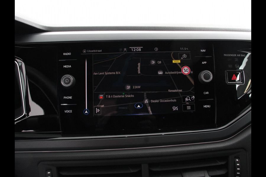 Volkswagen Polo 1.0 TSI R-Line Automaat Camera Parkeer sensoren Adaptive Cruise control Climate Control Extra getint glas Lichtmetalen velgen Stoelverwarming Navigatie Apple Carplay/Android Auto