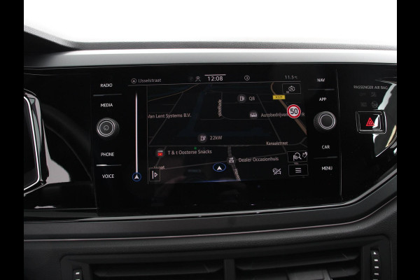 Volkswagen Polo 1.0 TSI R-Line Automaat Camera Parkeer sensoren Adaptive Cruise control Climate Control Extra getint glas Lichtmetalen velgen Stoelverwarming Navigatie Apple Carplay/Android Auto
