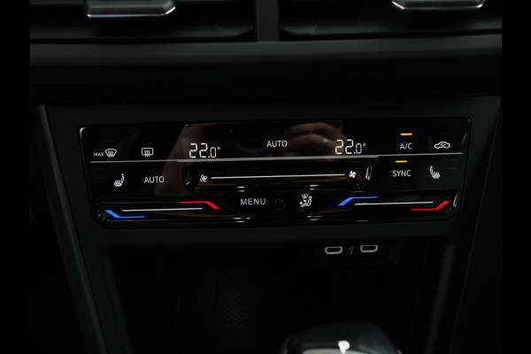 Volkswagen Polo 1.0 TSI R-Line Automaat Camera Parkeer sensoren Adaptive Cruise control Climate Control Extra getint glas Lichtmetalen velgen Stoelverwarming Navigatie Apple Carplay/Android Auto