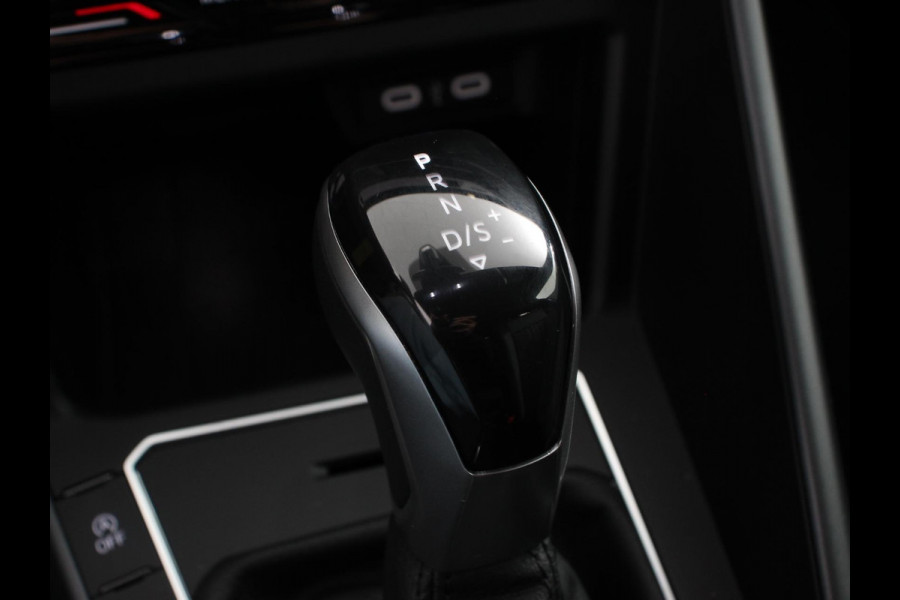 Volkswagen Polo 1.0 TSI R-Line Automaat Camera Parkeer sensoren Adaptive Cruise control Climate Control Extra getint glas Lichtmetalen velgen Stoelverwarming Navigatie Apple Carplay/Android Auto