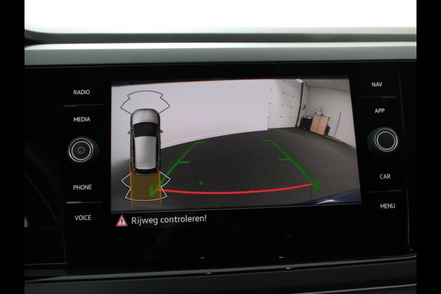 Volkswagen Polo 1.0 TSI R-Line Automaat Camera Parkeer sensoren Adaptive Cruise control Climate Control Extra getint glas Lichtmetalen velgen Stoelverwarming Navigatie Apple Carplay/Android Auto