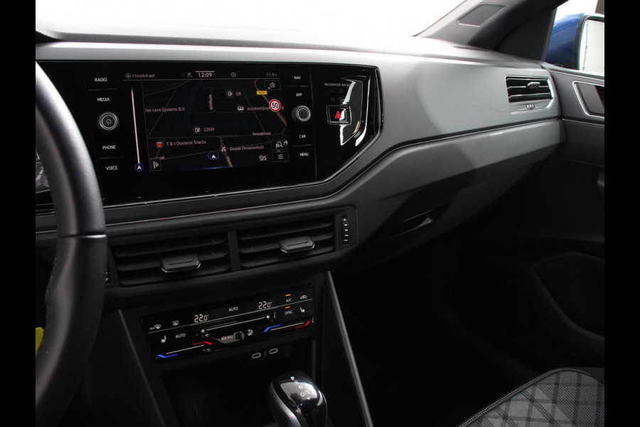 Volkswagen Polo 1.0 TSI R-Line Automaat Camera Parkeer sensoren Adaptive Cruise control Climate Control Extra getint glas Lichtmetalen velgen Stoelverwarming Navigatie Apple Carplay/Android Auto