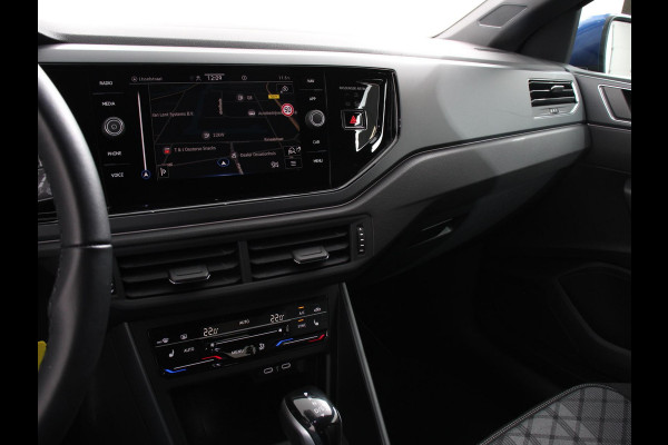 Volkswagen Polo 1.0 TSI R-Line Automaat Camera Parkeer sensoren Adaptive Cruise control Climate Control Extra getint glas Lichtmetalen velgen Stoelverwarming Navigatie Apple Carplay/Android Auto