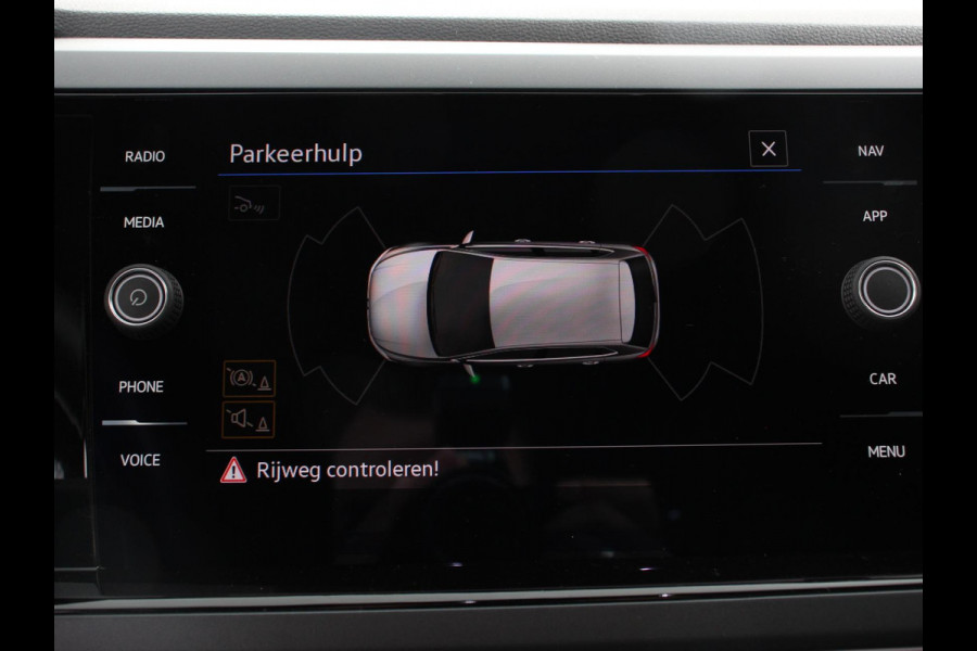 Volkswagen Polo 1.0 TSI R-Line Automaat Camera Parkeer sensoren Adaptive Cruise control Climate Control Extra getint glas Lichtmetalen velgen Stoelverwarming Navigatie Apple Carplay/Android Auto