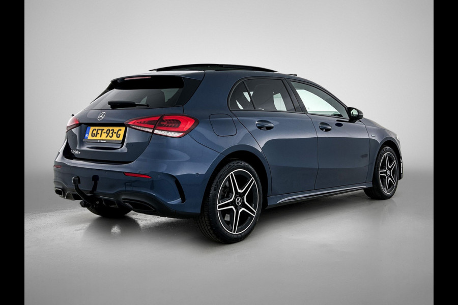 Mercedes-Benz A-Klasse 250 e Business Solution AMG Limited 24 Maanden Mercedes-Benz Certified Garantie. | AMG- Line interieur | AMG-Line Exterieur | Achteruitrijcamera | Panoram schuifkanteldak | Night Pakket | Trekhaak | Navigatie |  Sfeerverlichting |