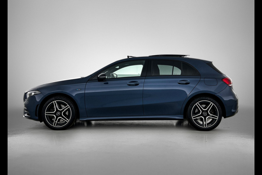 Mercedes-Benz A-Klasse 250 e Business Solution AMG Limited 24 Maanden Mercedes-Benz Certified Garantie. | AMG- Line interieur | AMG-Line Exterieur | Achteruitrijcamera | Panoram schuifkanteldak | Night Pakket | Trekhaak | Navigatie |  Sfeerverlichting |