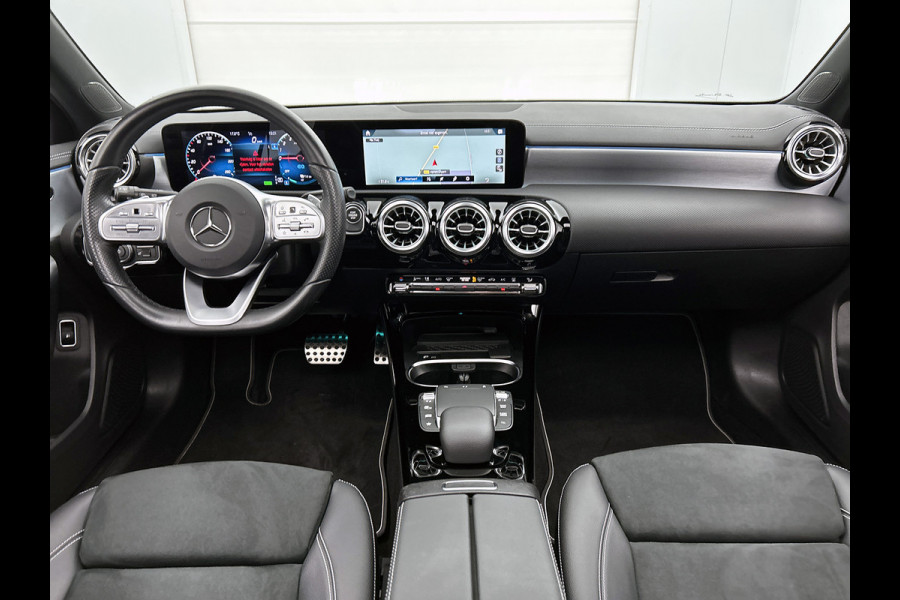 Mercedes-Benz A-Klasse 250 e Business Solution AMG Limited 24 Maanden Mercedes-Benz Certified Garantie. | AMG- Line interieur | AMG-Line Exterieur | Achteruitrijcamera | Panoram schuifkanteldak | Night Pakket | Trekhaak | Navigatie |  Sfeerverlichting |