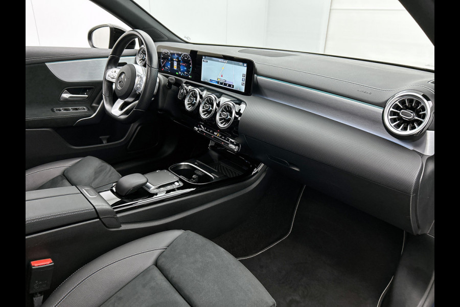 Mercedes-Benz A-Klasse 250 e Business Solution AMG Limited 24 Maanden Mercedes-Benz Certified Garantie. | AMG- Line interieur | AMG-Line Exterieur | Achteruitrijcamera | Panoram schuifkanteldak | Night Pakket | Trekhaak | Navigatie |  Sfeerverlichting |