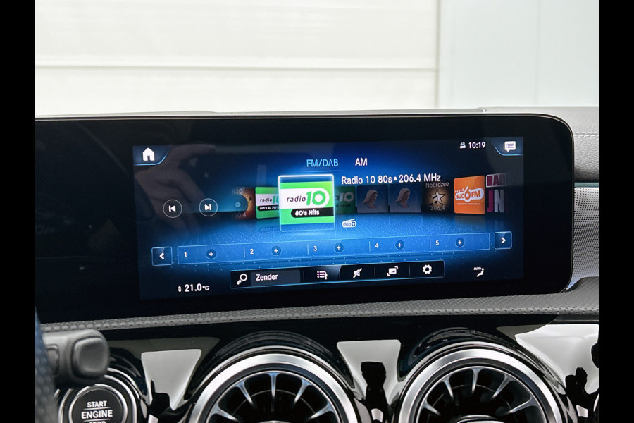 Mercedes-Benz A-Klasse 250 e Business Solution AMG Limited 24 Maanden Mercedes-Benz Certified Garantie. | AMG- Line interieur | AMG-Line Exterieur | Achteruitrijcamera | Panoram schuifkanteldak | Night Pakket | Trekhaak | Navigatie |  Sfeerverlichting |