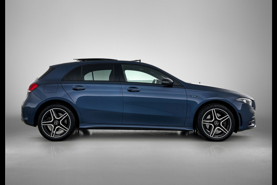 Mercedes-Benz A-Klasse 250 e Business Solution AMG Limited 24 Maanden Mercedes-Benz Certified Garantie. | AMG- Line interieur | AMG-Line Exterieur | Achteruitrijcamera | Panoram schuifkanteldak | Night Pakket | Trekhaak | Navigatie |  Sfeerverlichting |