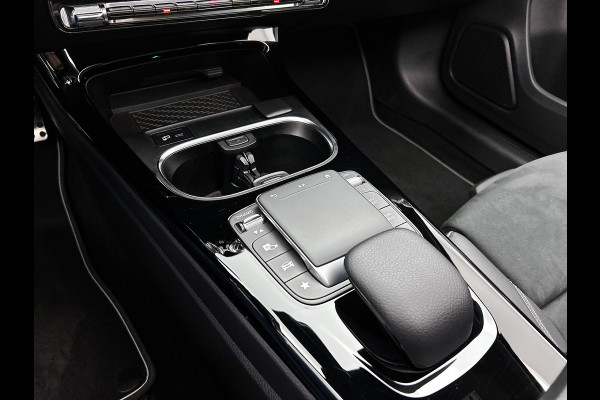 Mercedes-Benz A-Klasse 250 e Business Solution AMG Limited 24 Maanden Mercedes-Benz Certified Garantie. | AMG- Line interieur | AMG-Line Exterieur | Achteruitrijcamera | Panoram schuifkanteldak | Night Pakket | Trekhaak | Navigatie |  Sfeerverlichting |