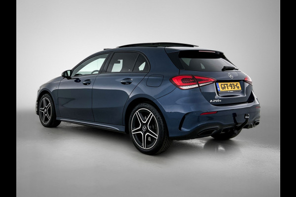 Mercedes-Benz A-Klasse 250 e Business Solution AMG Limited 24 Maanden Mercedes-Benz Certified Garantie. | AMG- Line interieur | AMG-Line Exterieur | Achteruitrijcamera | Panoram schuifkanteldak | Night Pakket | Trekhaak | Navigatie |  Sfeerverlichting |