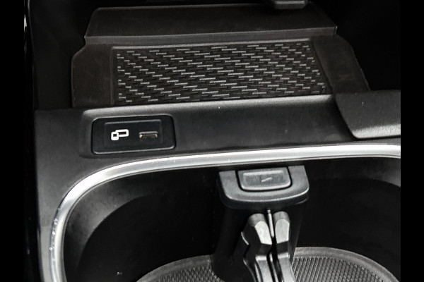 Mercedes-Benz A-Klasse 250 e Business Solution AMG Limited 24 Maanden Mercedes-Benz Certified Garantie. | AMG- Line interieur | AMG-Line Exterieur | Achteruitrijcamera | Panoram schuifkanteldak | Night Pakket | Trekhaak | Navigatie |  Sfeerverlichting |