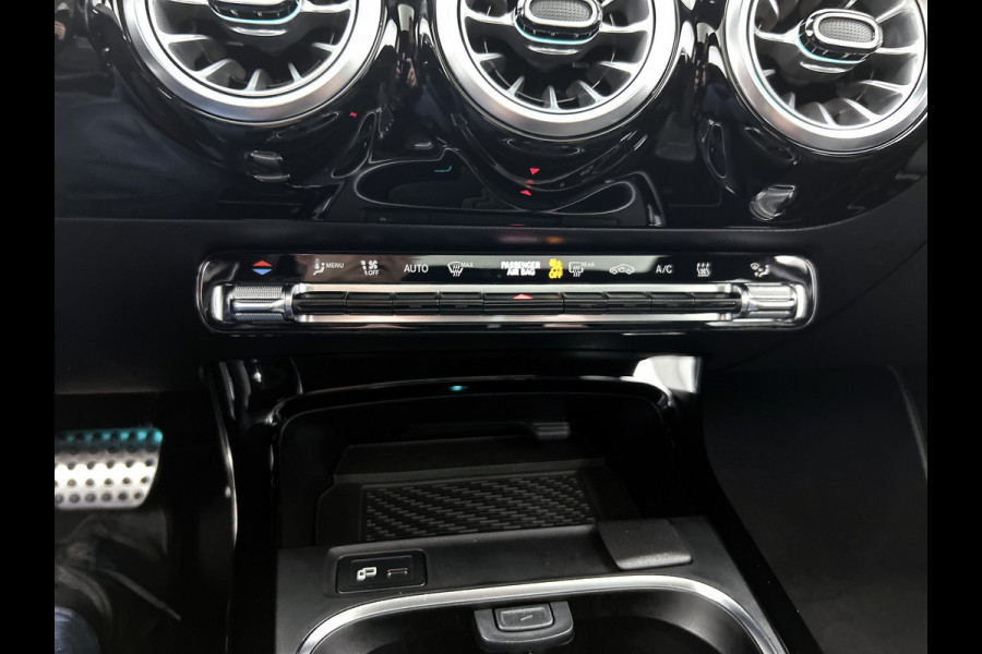 Mercedes-Benz A-Klasse 250 e Business Solution AMG Limited 24 Maanden Mercedes-Benz Certified Garantie. | AMG- Line interieur | AMG-Line Exterieur | Achteruitrijcamera | Panoram schuifkanteldak | Night Pakket | Trekhaak | Navigatie |  Sfeerverlichting |