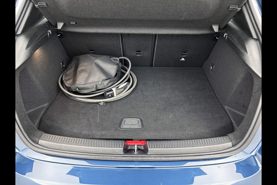 Mercedes-Benz A-Klasse 250 e Business Solution AMG Limited 24 Maanden Mercedes-Benz Certified Garantie. | AMG- Line interieur | AMG-Line Exterieur | Achteruitrijcamera | Panoram schuifkanteldak | Night Pakket | Trekhaak | Navigatie |  Sfeerverlichting |