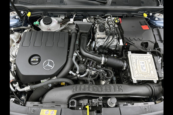 Mercedes-Benz A-Klasse 250 e Business Solution AMG Limited 24 Maanden Mercedes-Benz Certified Garantie. | AMG- Line interieur | AMG-Line Exterieur | Achteruitrijcamera | Panoram schuifkanteldak | Night Pakket | Trekhaak | Navigatie |  Sfeerverlichting |