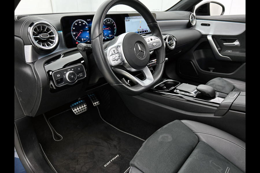 Mercedes-Benz A-Klasse 250 e Business Solution AMG Limited 24 Maanden Mercedes-Benz Certified Garantie. | AMG- Line interieur | AMG-Line Exterieur | Achteruitrijcamera | Panoram schuifkanteldak | Night Pakket | Trekhaak | Navigatie |  Sfeerverlichting |