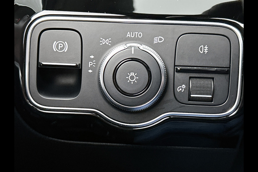 Mercedes-Benz A-Klasse 250 e Business Solution AMG Limited 24 Maanden Mercedes-Benz Certified Garantie. | AMG- Line interieur | AMG-Line Exterieur | Achteruitrijcamera | Panoram schuifkanteldak | Night Pakket | Trekhaak | Navigatie |  Sfeerverlichting |