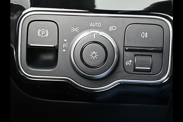 Mercedes-Benz A-Klasse 250 e Business Solution AMG Limited 24 Maanden Mercedes-Benz Certified Garantie. | AMG- Line interieur | AMG-Line Exterieur | Achteruitrijcamera | Panoram schuifkanteldak | Night Pakket | Trekhaak | Navigatie |  Sfeerverlichting |