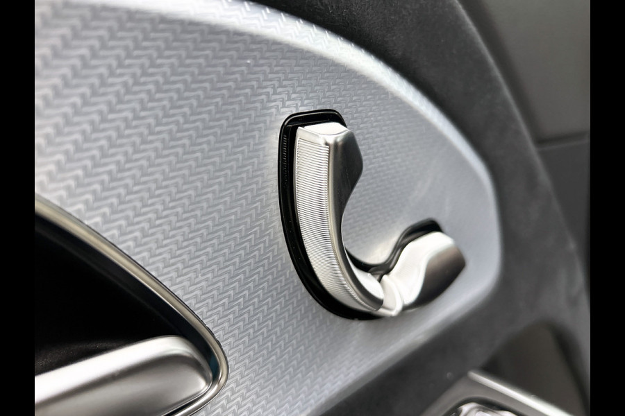 Mercedes-Benz Glb 250+ Business Solution AMG 85.5 kWh | Premium Plus | Nightpakket | Vast panoramadak | Head-up display | 	Burmester® 3D sound system | URBAN GUARD | MULTIBEAM LED | Warmtepomp | MBUX Superscreen | Adaptieve cruisecontrol |