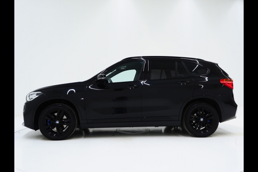 BMW X1 sDrive20i M Sport Full Black | HUD | Trekhaak | Sfeerlicht | Donkere Hemel | Stoelverwarming | Cruise | PDC | Carplay
