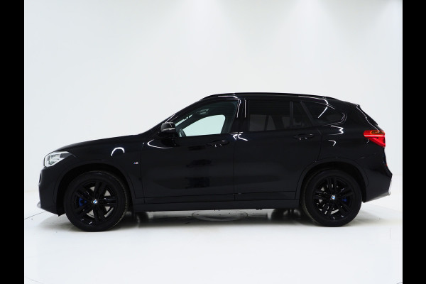 BMW X1 sDrive20i M Sport Full Black | HUD | Trekhaak | Sfeerlicht | Donkere Hemel | Stoelverwarming | Cruise | PDC | Carplay