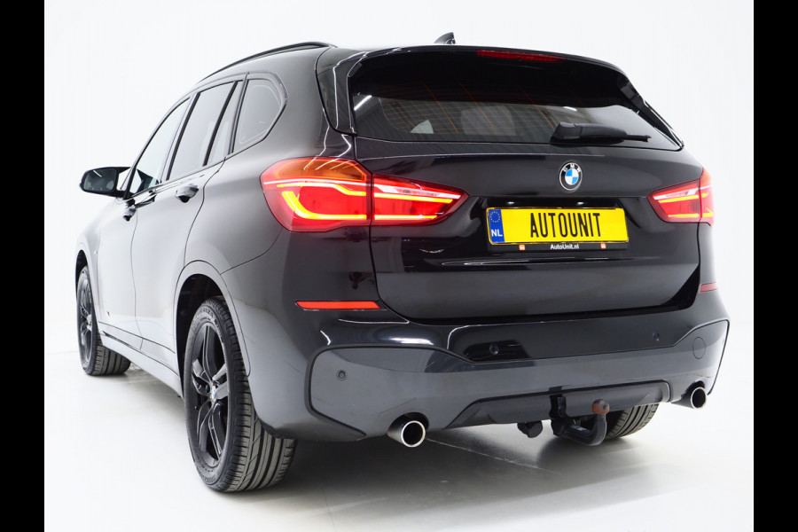 BMW X1 sDrive20i M Sport Full Black | HUD | Trekhaak | Sfeerlicht | Donkere Hemel | Stoelverwarming | Cruise | PDC | Carplay