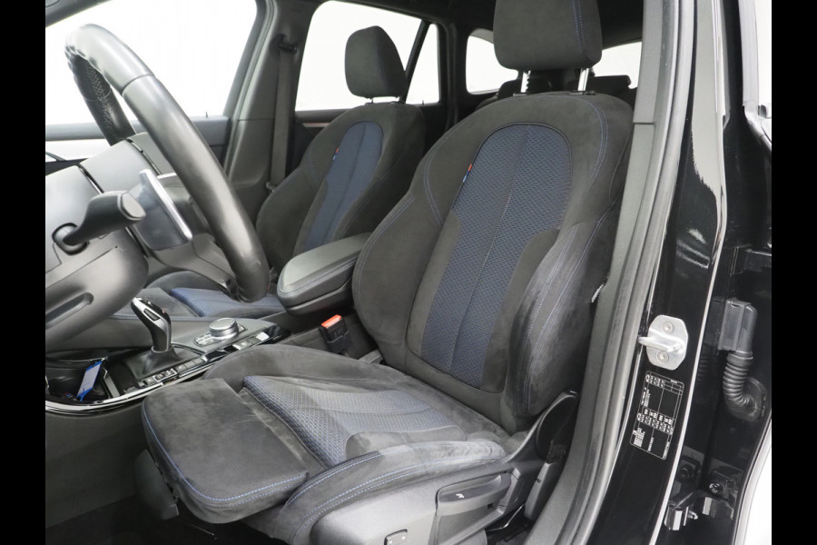 BMW X1 sDrive20i M Sport Full Black | HUD | Trekhaak | Sfeerlicht | Donkere Hemel | Stoelverwarming | Cruise | PDC | Carplay
