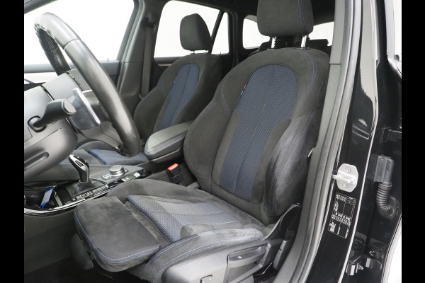 BMW X1 sDrive20i M Sport Full Black | HUD | Trekhaak | Sfeerlicht | Donkere Hemel | Stoelverwarming | Cruise | PDC | Carplay
