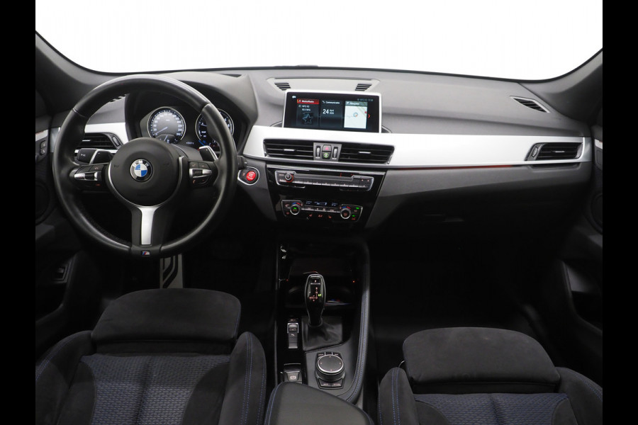 BMW X1 sDrive20i M Sport Full Black | HUD | Trekhaak | Sfeerlicht | Donkere Hemel | Stoelverwarming | Cruise | PDC | Carplay
