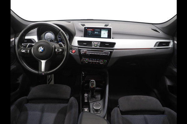 BMW X1 sDrive20i M Sport Full Black | HUD | Trekhaak | Sfeerlicht | Donkere Hemel | Stoelverwarming | Cruise | PDC | Carplay
