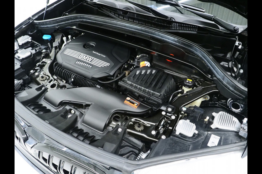 BMW X1 sDrive20i M Sport Full Black | HUD | Trekhaak | Sfeerlicht | Donkere Hemel | Stoelverwarming | Cruise | PDC | Carplay