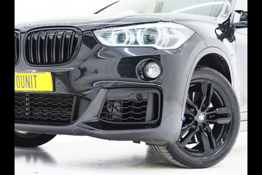 BMW X1 sDrive20i M Sport Full Black | HUD | Trekhaak | Sfeerlicht | Donkere Hemel | Stoelverwarming | Cruise | PDC | Carplay