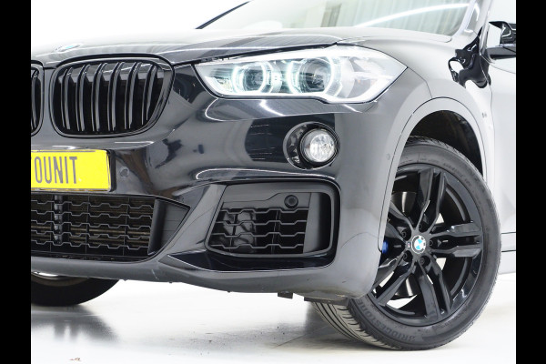 BMW X1 sDrive20i M Sport Full Black | HUD | Trekhaak | Sfeerlicht | Donkere Hemel | Stoelverwarming | Cruise | PDC | Carplay
