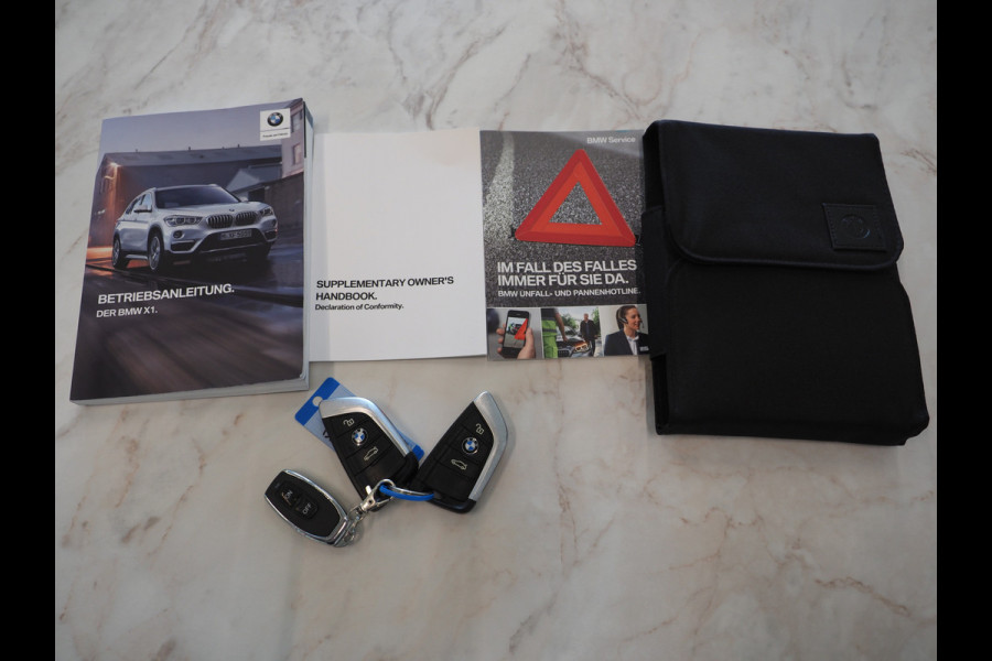 BMW X1 sDrive20i M Sport Full Black | HUD | Trekhaak | Sfeerlicht | Donkere Hemel | Stoelverwarming | Cruise | PDC | Carplay