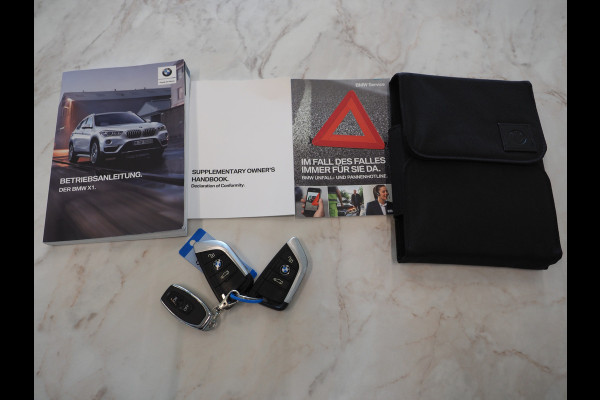 BMW X1 sDrive20i M Sport Full Black | HUD | Trekhaak | Sfeerlicht | Donkere Hemel | Stoelverwarming | Cruise | PDC | Carplay