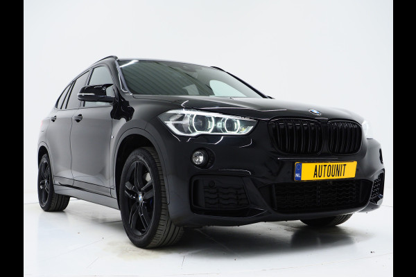BMW X1 sDrive20i M Sport Full Black | HUD | Trekhaak | Sfeerlicht | Donkere Hemel | Stoelverwarming | Cruise | PDC | Carplay
