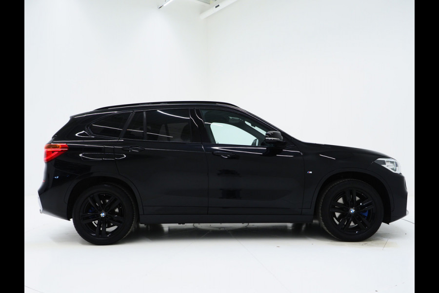 BMW X1 sDrive20i M Sport Full Black | HUD | Trekhaak | Sfeerlicht | Donkere Hemel | Stoelverwarming | Cruise | PDC | Carplay