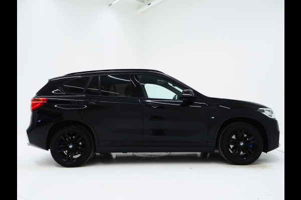 BMW X1 sDrive20i M Sport Full Black | HUD | Trekhaak | Sfeerlicht | Donkere Hemel | Stoelverwarming | Cruise | PDC | Carplay