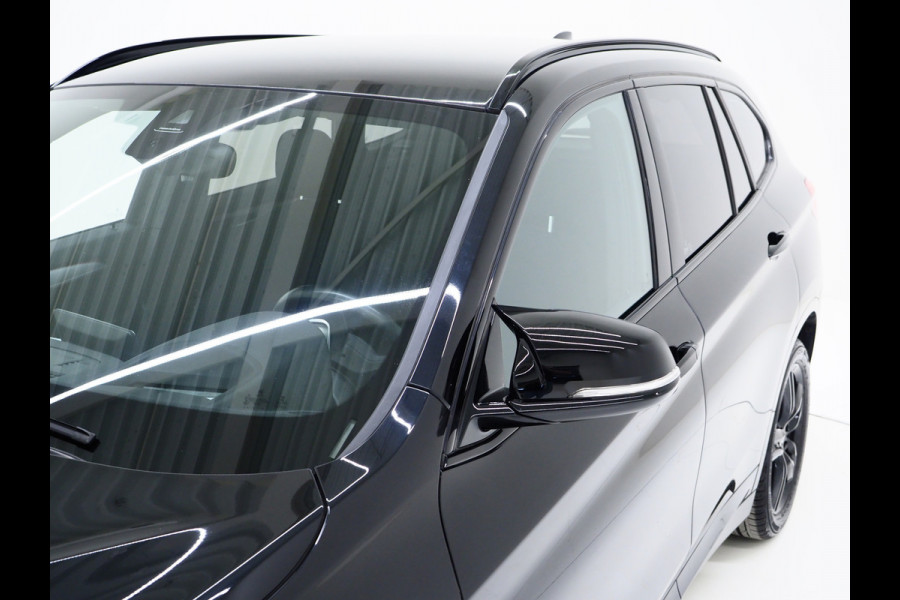 BMW X1 sDrive20i M Sport Full Black | HUD | Trekhaak | Sfeerlicht | Donkere Hemel | Stoelverwarming | Cruise | PDC | Carplay